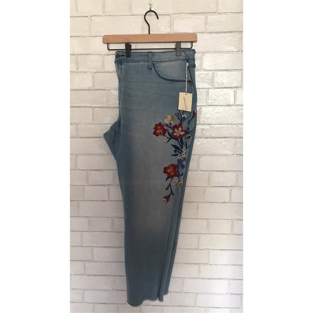 Plus Size Embroidered Jeans - Picture 3 of 7
